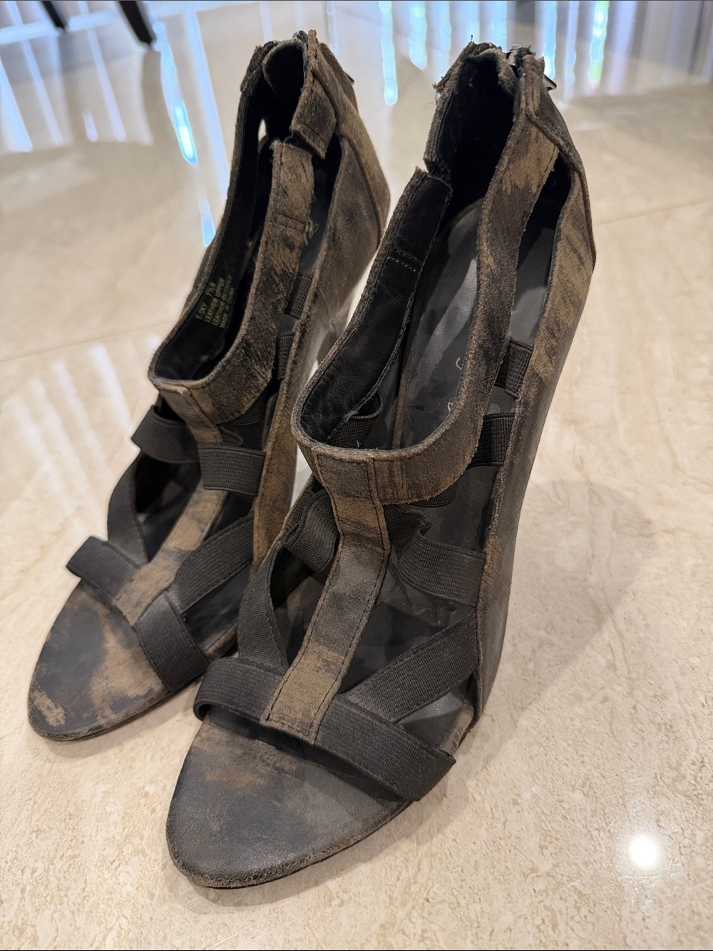 Women’s Strappy Open-Toe Ankle Wedge Heels in Distressed Black and Olive